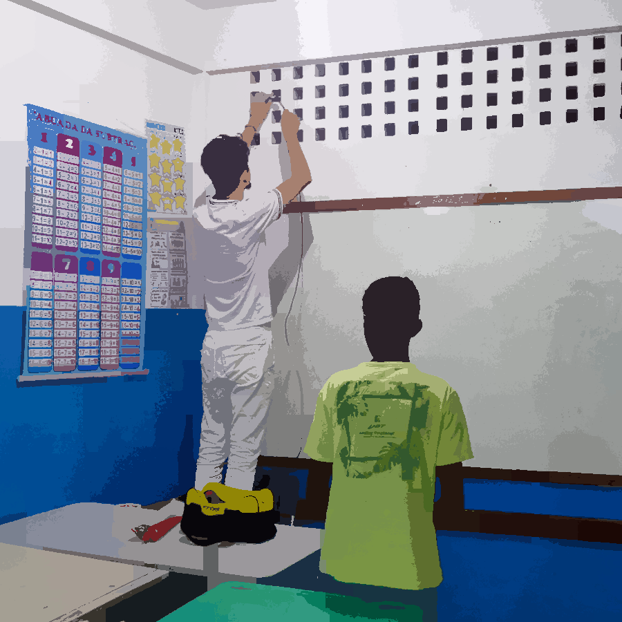 Nesta pintura podemos ver a instalação de um roteador em uma sala de aula. Podemos ver uma pessoas fazendo a instação da parede onde fica a louça, enquanto um estudante observa a ação.