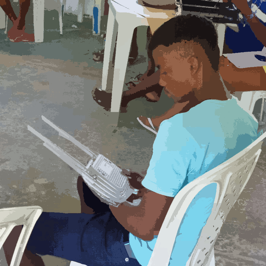 Na pintura podemos ver um jovem, sentado em uma cadeira, segurando um roteador em suas mãos.