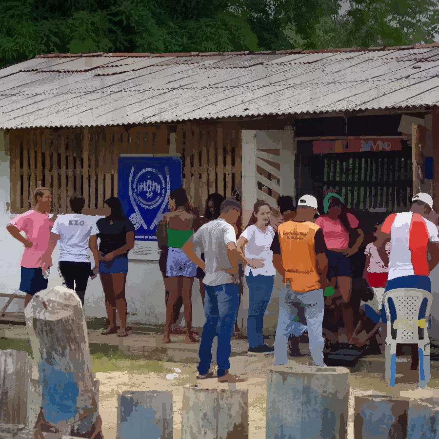 Podemos ver um grupo de pessoas reunidas em um espaço externo, para a implementação de um nodo da rede.